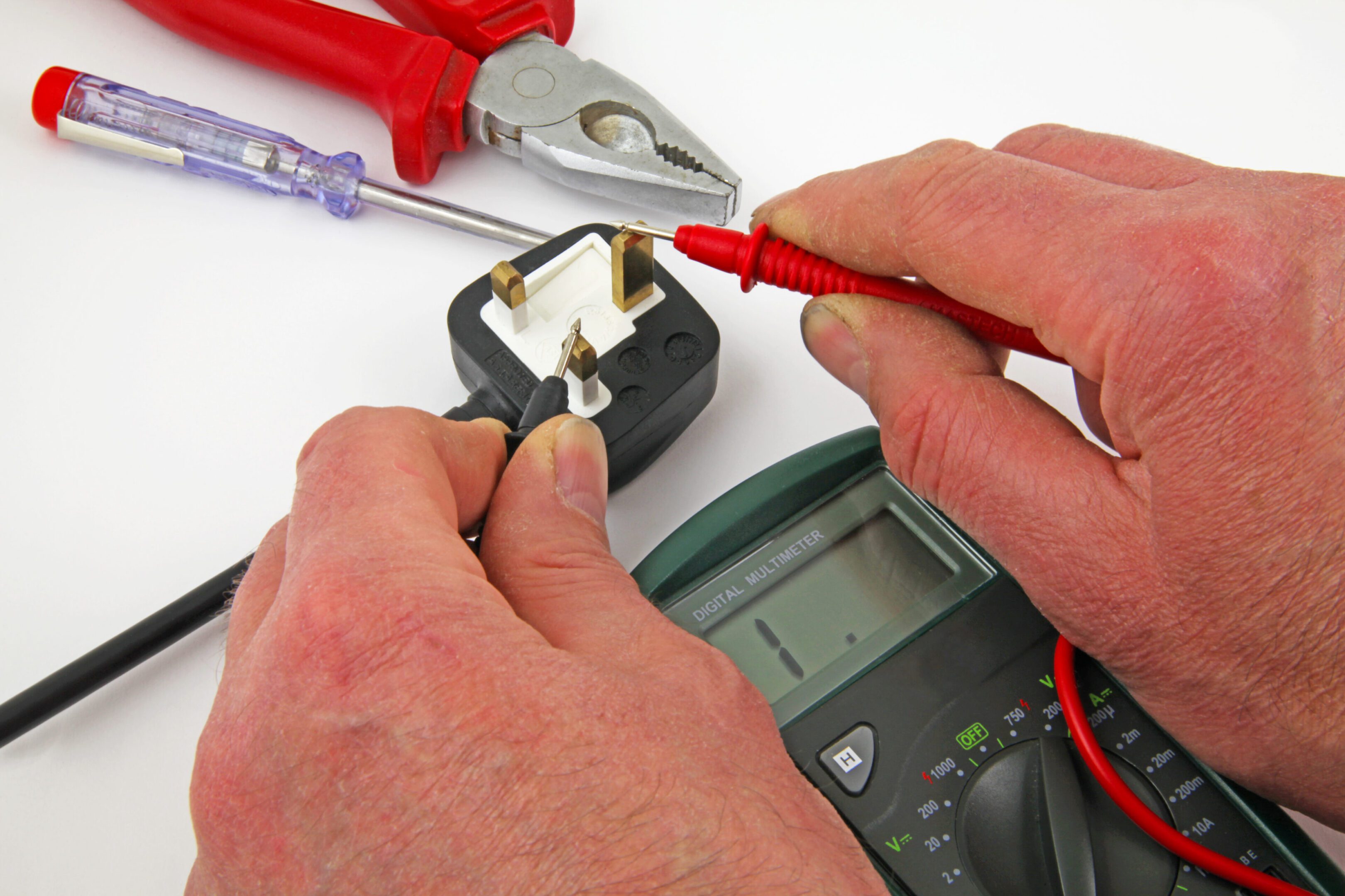 Testing electrical plug connections with a multimeter.